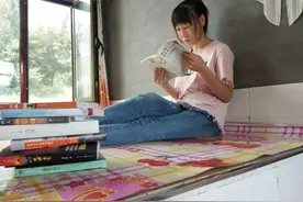 蛟河市499分“建档立卡”高考生卢敏——妈妈不在身边爸爸很累，照顾、辅导妹妹，又当姐姐又当“妈妈”图片