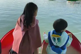 章子怡分享一家人出游照片，两娃穿搭洋气，素颜状态与娃亲密互动图片