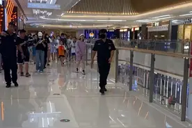 吴昕长沙参加活动，专人开路腾出道来，众人围观：只是一个主持人图片