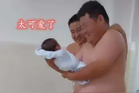 爸爸和舅舅抢着抱新生儿，网友：“猪八戒”在看人参果，满脸宠溺图片