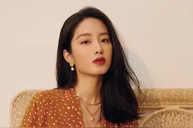 黄轩“拍了拍”承认恋情，潮流秀恩爱，但之前多段感情“不省油”图片