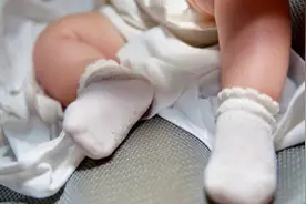 小孩遭异物缠足，险些失去一根脚趾，家长照顾孩子要更加细心图片