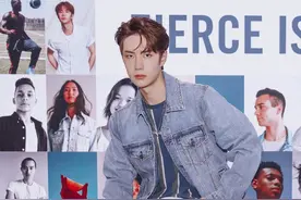 用花枝挡脸拍照成为新的流行，王一博的这个pose很时尚图片