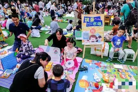 幼儿园举办跳蚤市场，女儿拿妈妈钻戒摆摊，得知标价妈妈哭笑不得图片