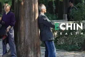 别笑老年人健身路子野，你还不一定做得到图片