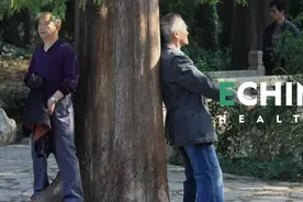 别笑老年人健身路子野，你还不一定做得到图片