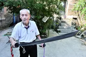 老人家中一把刀，日本出3000万回收，抗战老兵果断拒绝：不卖图片