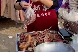 徐州美女开奔驰街边摆摊，100斤狗肉20分钟卖光，自称是无本买卖图片