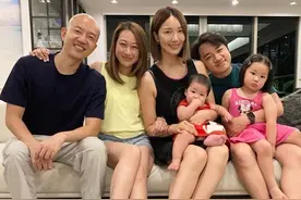 王祖蓝李亚男亲自下厨为朋友庆祝新婚 两位女儿开心出镜拍大合影图片