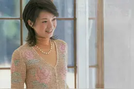 经典方格编彩色玫瑰图案女士钩针V领开衫图片