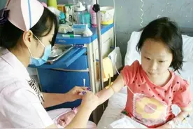 9岁女孩捂肚子干呕，告诉爸爸肚里有"宝贝"，检查后爸爸泪流满面图片