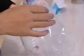 亲爸无意间打碎了娃的奶瓶，机智补救笑翻众人：来，干了这桶奶粉图片