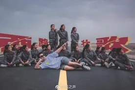 瞧瞧“别人家”的体育老师，啦啦操微电影都会，摄像导演编舞全能……图片