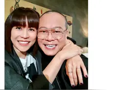59岁视帝欧阳震华晒与宣萱合影，面容苍老难相认，网友：爷青回图片