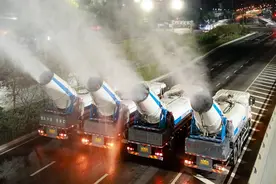 雾炮车作业场面震撼！郑州二七对市区道路全面消杀图片