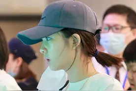 黄磊15岁爱女多多打扮时髦，摘口罩露清丽面容，皮肤水嫩颜值高图片