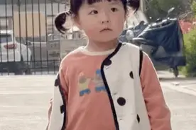 动态表情包：让我看看臭宝在干嘛图片
