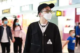 张大大换对风格了，机能外套+短裤变身潮男，配百元回力鞋真抢眼图片