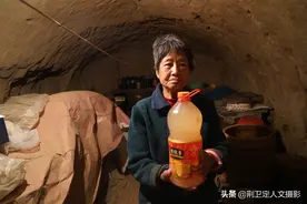 河南8旬老人，土窑洞内酿出天然饮品能开胃能提神，啥味道图片