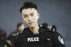 在抖音上刷到一个好看的警察小哥哥：二喜！图片