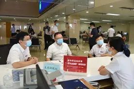 郑州市生态环境局“一把手走流程”：精准行政审批 真诚服务企业图片