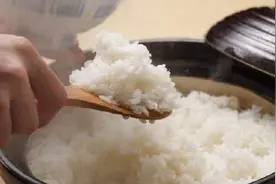 天冷，蒸米饭只会加水就错了，饭店大厨教你一招，米饭香软又好吃图片