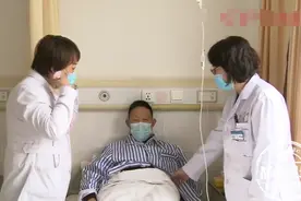 肚子突然疼痛难忍，男子急忙赶到医院，挂号时突然晕倒在地图片