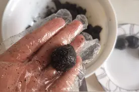 过年了，教您黑芝麻馅的做法，不用猪油就能做，喷香好吃又流汁图片