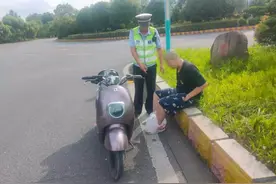 新余一男子骑车时左脚受伤，暖心民警及时送往医院急救图片