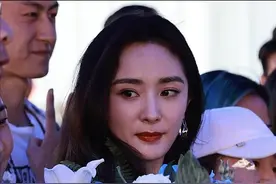 杨幂的身材真好，穿条纹紧身裙秀出小蛮腰，气质也很高级图片