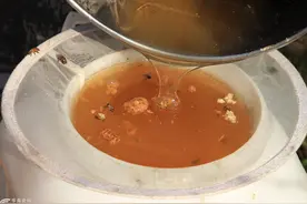 西安白鹿原上看养蜂人摇蜂蜜，现在场面不多见了，满满的回忆图片