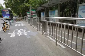 “柠檬黄”不分昼夜，公交站台换新颜图片