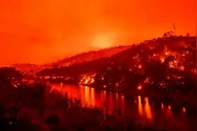 因为连日的山火，导致了美国加州出现了血红色天空笼罩大地的景象图片