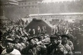 慈禧葬礼多轰动？清政府在街边为外国人搭台子，进场需凭票观看图片