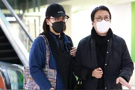 马思纯与妈妈现身机场状态差，躲镜头眼神恍惚，身材臃肿被指怀孕图片