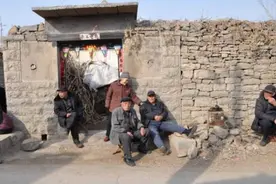 在农村“伪城市人”回村，什么都看不惯，老农质疑哪来的优越感？图片