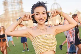吴昕瘦了就是自信，直接穿着“裹胸装”招摇过市，这蚂蚁腰太惊艳图片
