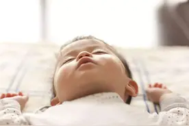 孩子睡觉黑白颠倒，作息规律很关键，家长不及时调整会出大问题图片