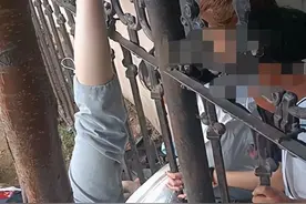 辽宁女孩为走捷径翻越围栏，被刺穿右脚倒挂在围栏上图片