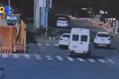 情侣车内吵架，男友竟一气跳车图片
