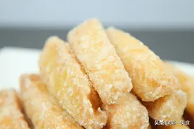 2个剩馒头，一点白糖，泡一泡，厨师长快速做霜打馍，香甜酥脆图片