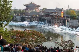 开封景区再现千古战役，硝烟四起场面震撼，游客如身临其境图片