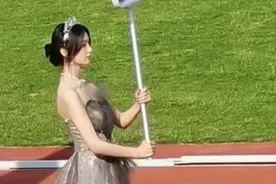 青岛大学一女生走红，宛若童话中的公主，网友：招生的时候到了图片