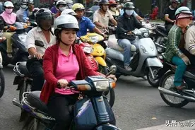 越南“摩托大军”，美女骑摩托，游客看到眼花图片