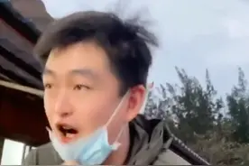 赵本山儿子与助理逛街，互动亲密被误认成夫妻，女方清秀颜值高图片