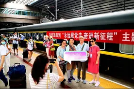 2021年京津冀首趟援疆旅游专列鸣笛启程图片