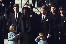 肯尼迪葬礼：妻子亲吻灵柩，儿子举动令人心碎，22年前也死于非命图片