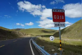 川藏线上的“穷游女”，举的牌子上写着“求RB”，到底啥意思？图片