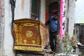 河南大叔用黄栌木，3年打造“黄龙头”棺材，预计售价不低10万图片