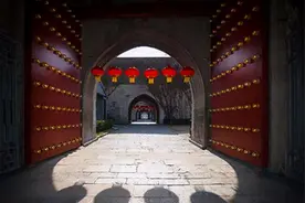为啥古代城门都是往里开？往外开不是更不容易撞开吗？图片